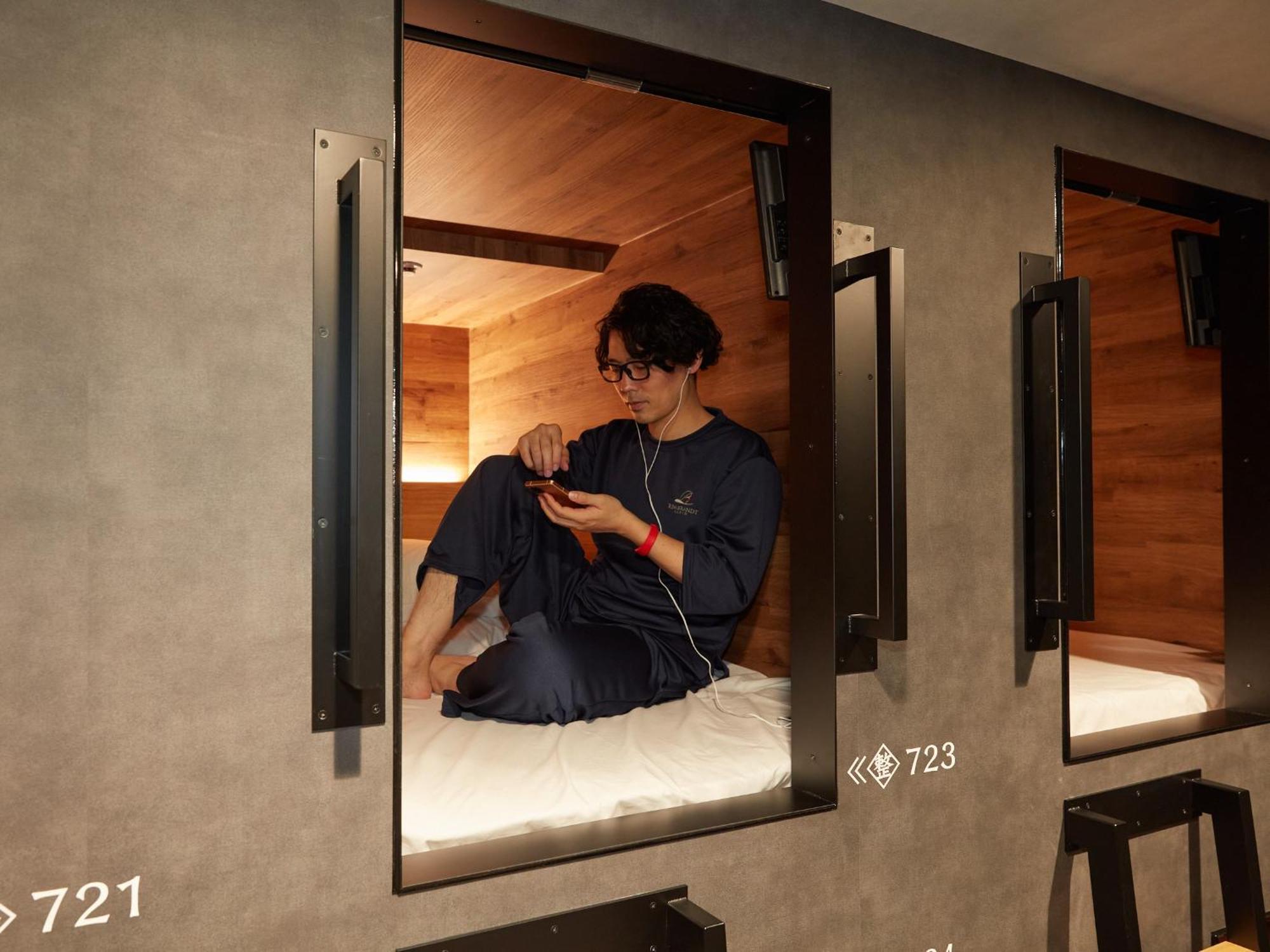 Rembrandt Cabin & Spa Shimbashi - Caters To Men — Photos 3